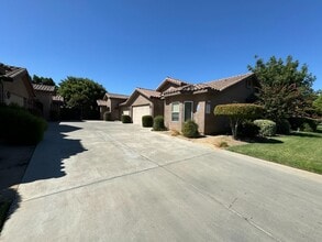 4703 W Clinton Ave in Fresno, CA - Foto de edificio - Building Photo