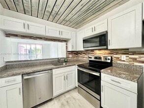 19751 SW 114th Ave in Miami, FL - Building Photo - Building Photo