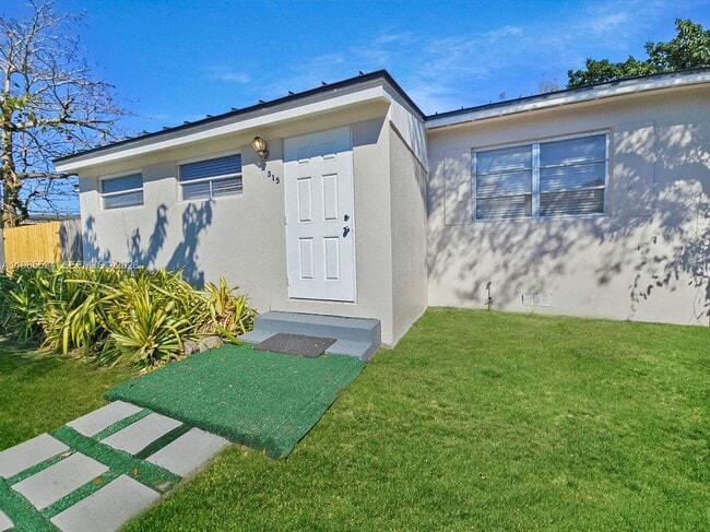 315 NE 165th St in Miami, FL - Building Photo - Building Photo