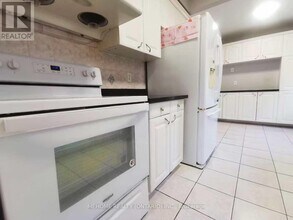 2673 Credit Valley Rd in Mississauga, ON - Building Photo - Building Photo