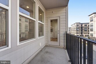 13331 Launders St in Herndon, VA - Foto de edificio - Building Photo