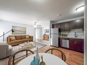 831 W Bradley Pl, Unit 133 in Chicago, IL - Foto de edificio - Building Photo