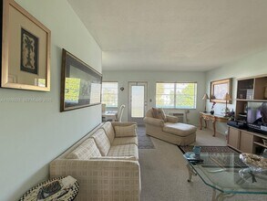 90 Easthampton D in West Palm Beach, FL - Building Photo - Building Photo