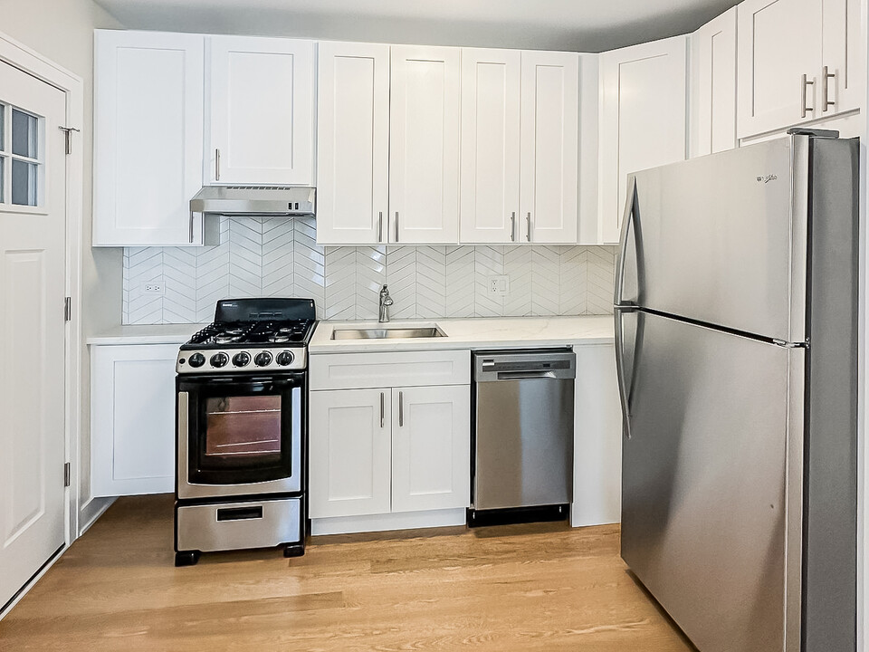 520 W Cornelia Ave, Unit 212 in Chicago, IL - Building Photo