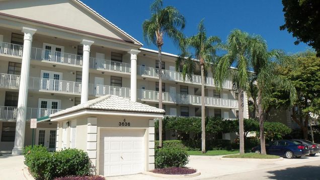 Whitehall Drive in West Palm Beach, FL - Building Photo