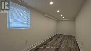 1150 Woodbine Ave in Toronto, ON - Building Photo - Building Photo