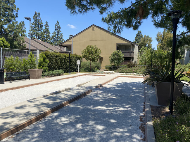 Rose Pointe Apartments in Fullerton, CA - Foto de edificio - Building Photo