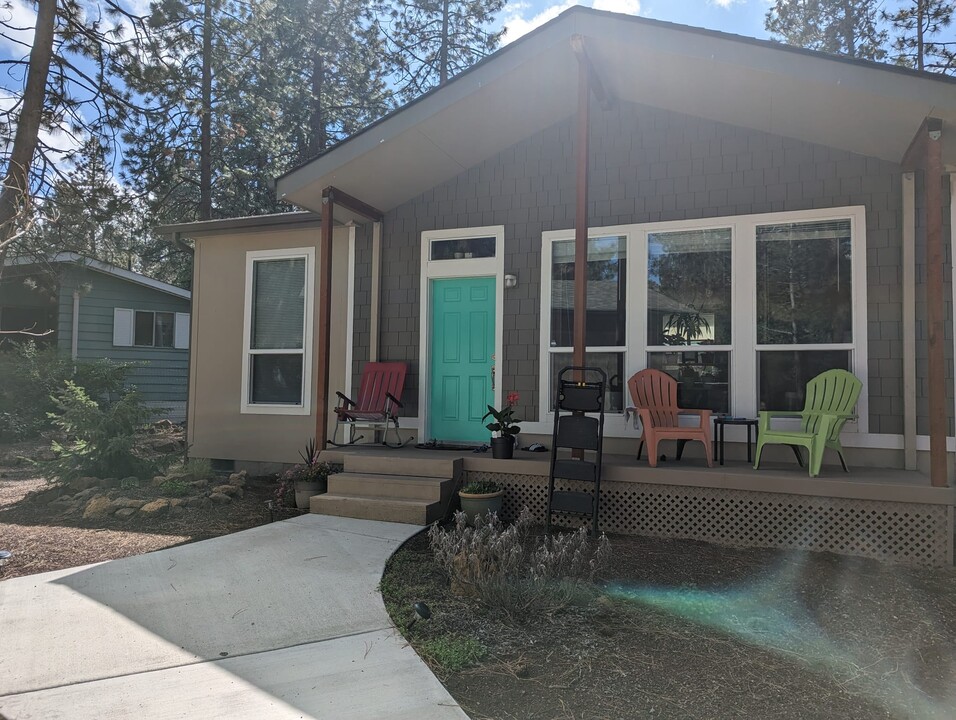 60909 McMullin Dr in Bend, OR - Building Photo