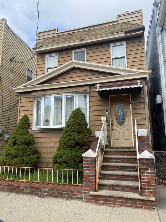 82-66 88th Ln in Queens, NY - Building Photo