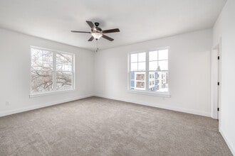 The Residences at LeMoyne Manor in Liverpool, NY - Foto de edificio - Interior Photo