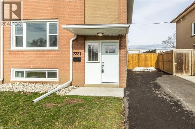 2337 Barclay Rd in Burlington, ON - Building Photo - Building Photo