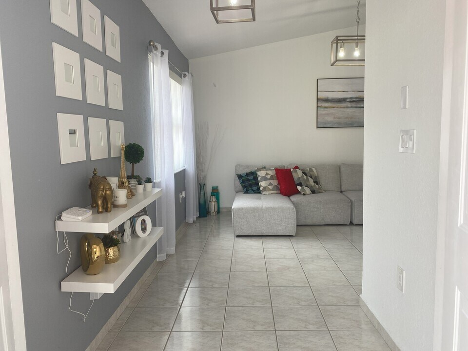 7027 W 33rd Ln in Hialeah, FL - Building Photo