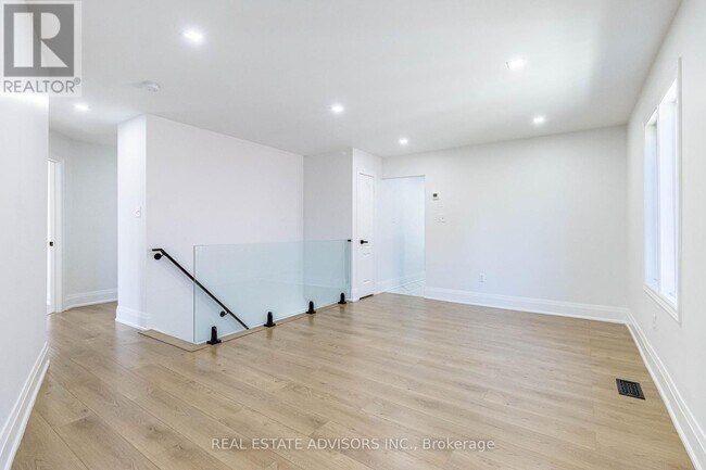 74 Pinebrook Cir in Caledon, ON - Building Photo - Building Photo