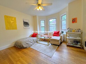 216 Freeman St, Unit 2 in Brookline, MA - Foto de edificio - Building Photo