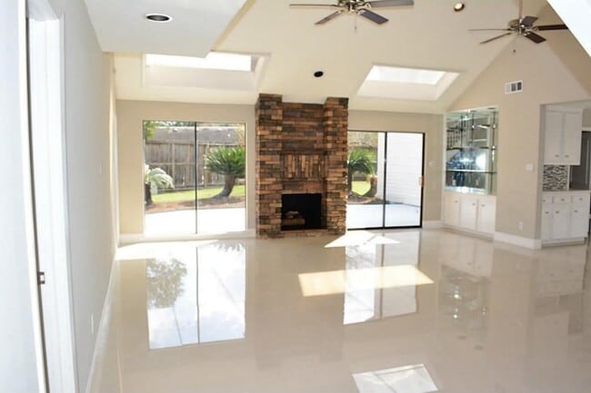 2127 Manor Green Dr in Houston, TX - Foto de edificio - Building Photo