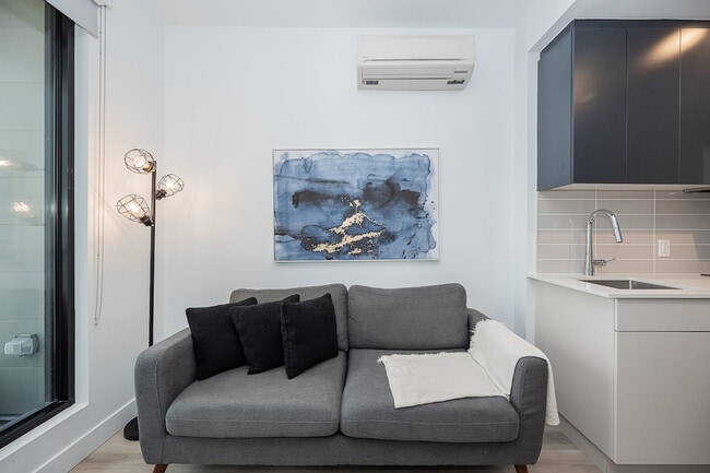 665 Rue Versailles, Unit SI ID1261817P in Montréal, QC - Building Photo - Building Photo