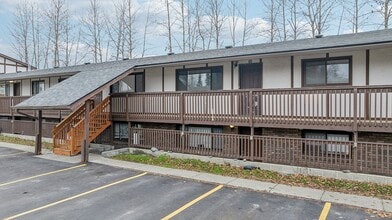 ReNew End Street in Eagle River, AK - Foto de edificio - Building Photo
