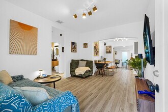 274 NW 43rd St in Miami, FL - Foto de edificio - Building Photo