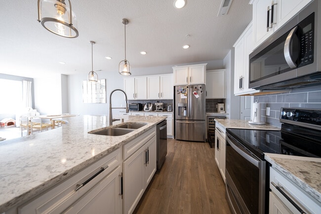 756 Stonegate Rd in Chanhassen, MN - Foto de edificio - Building Photo