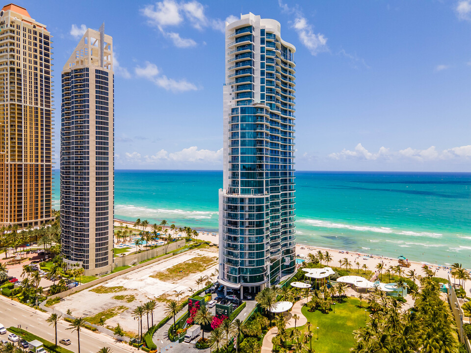 Château Beach in Sunny Isles Beach, FL - Building Photo