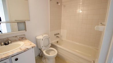 225 Van Horne Apartments in Toronto, ON - Building Photo - Interior Photo