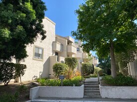 8442 Via Sonoma in La Jolla, CA - Building Photo