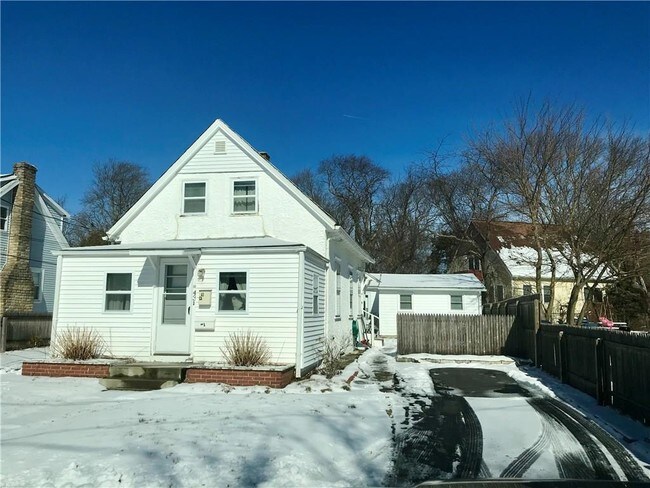 43 Eton Ave in Warwick, RI - Building Photo - Building Photo