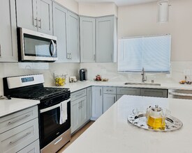 8436 Oakdale Ave in Los Angeles, CA - Foto de edificio - Building Photo