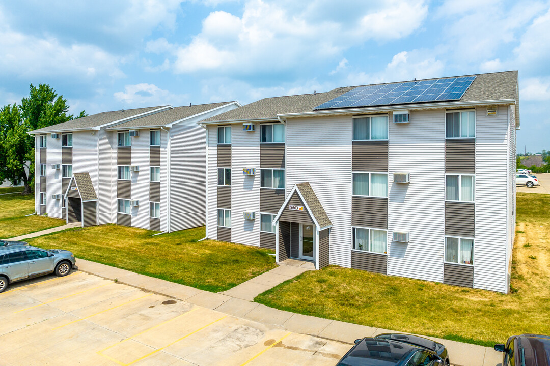 Campus View and Kirkwood Court in Cedar Rapids, IA - Building Photo