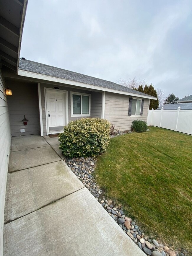 5822 Austin Ct in Pasco, WA - Foto de edificio - Building Photo
