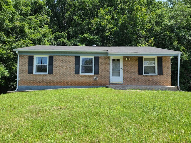 1307 Roundabout Rd in Martinsville, VA - Building Photo - Building Photo