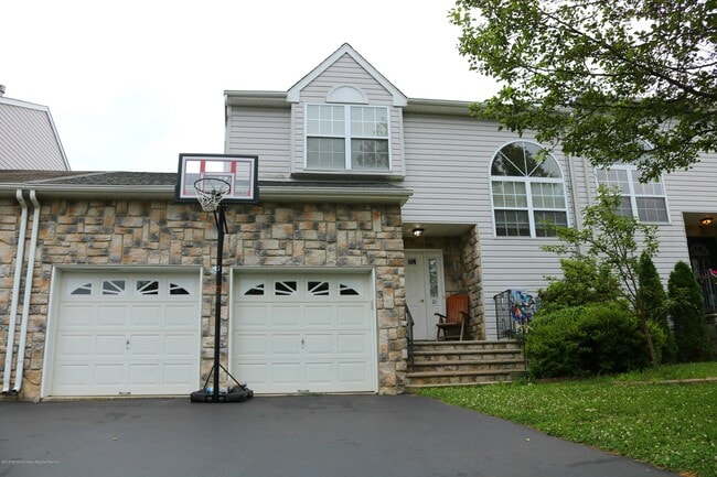 21 Woodpecker Way in Marlboro, NJ - Building Photo - Building Photo