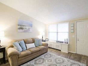 Lynn Haven Cove Apartments in Lynn Haven, FL - Foto de edificio - Building Photo