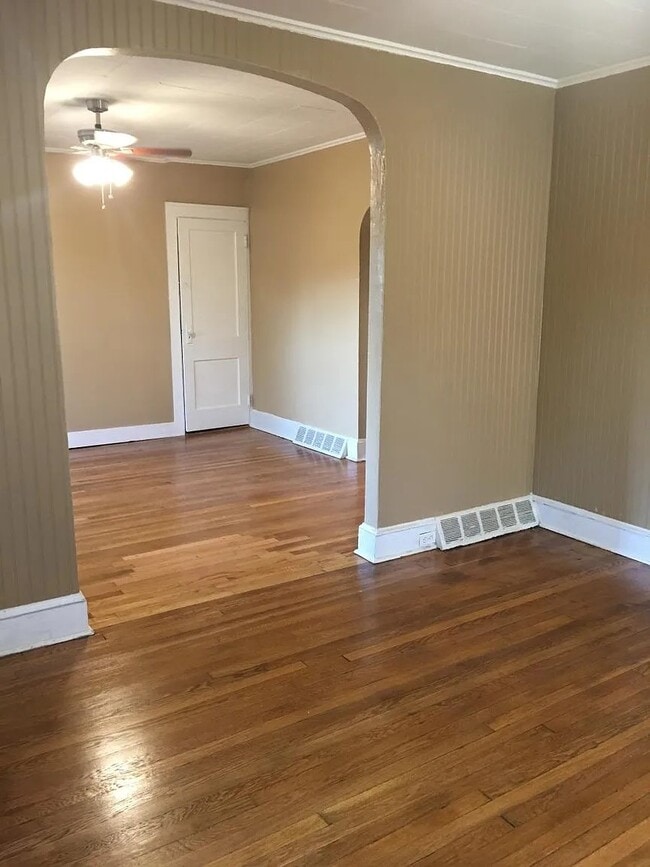 33 Woodbine St in Waterbury, CT - Building Photo - Building Photo