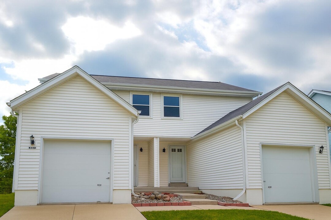 2042 Madera St in Waukesha, WI - Building Photo