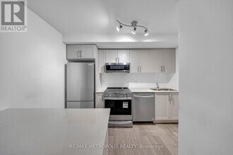 1115 Douglas McCurdy Cmn in Mississauga, ON - Building Photo - Building Photo