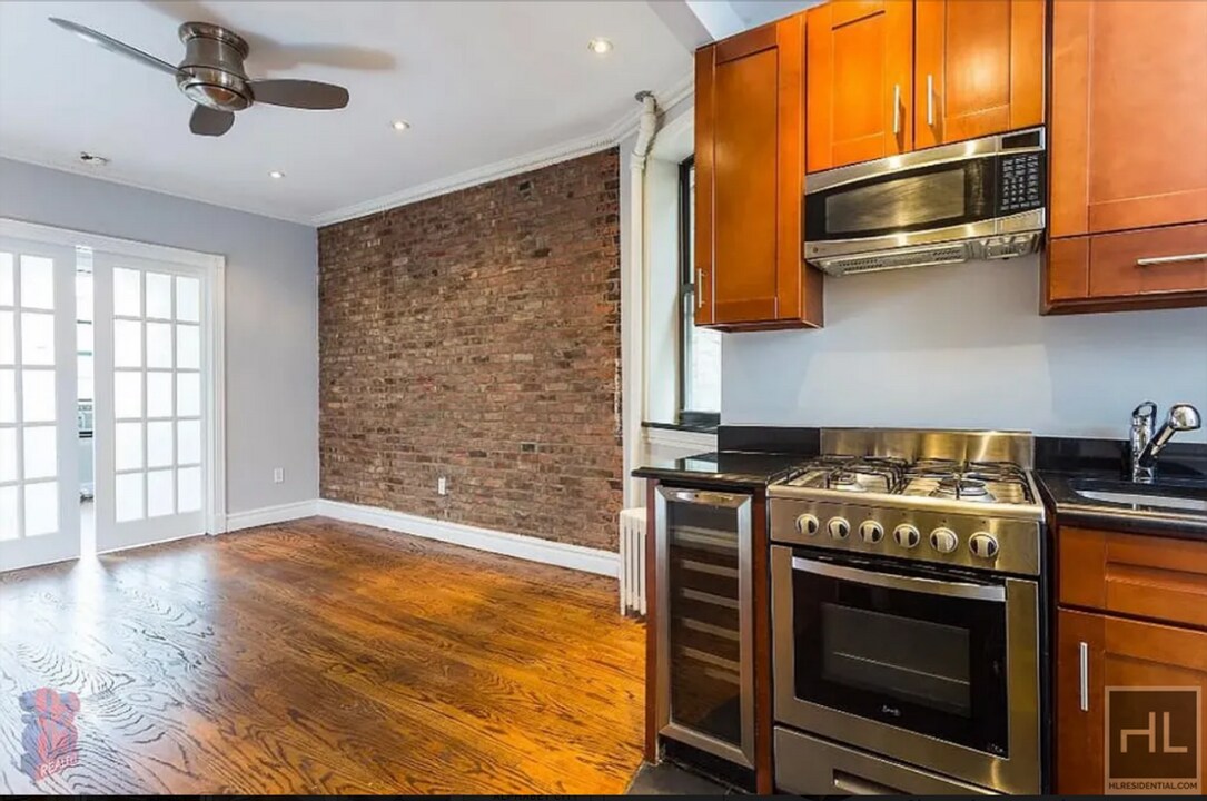 Act now on this gorgeous 1BR 1BTH apartmen in New York, NY - Building Photo