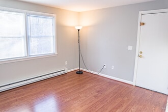 120 Young St, Unit 1 in East Hampton, CT - Foto de edificio - Building Photo