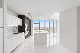 851 NE 1st Ave, Unit 3202 in Miami, FL - Foto de edificio - Building Photo