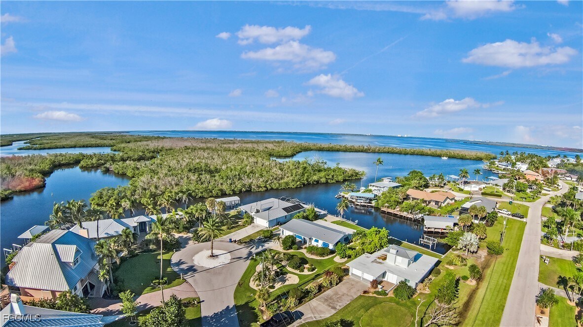 2790 Teal Ct in Saint James City, FL - Building Photo