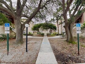 490 N Pin Oak Pl, Unit Apt 208 in Longwood, FL - Building Photo