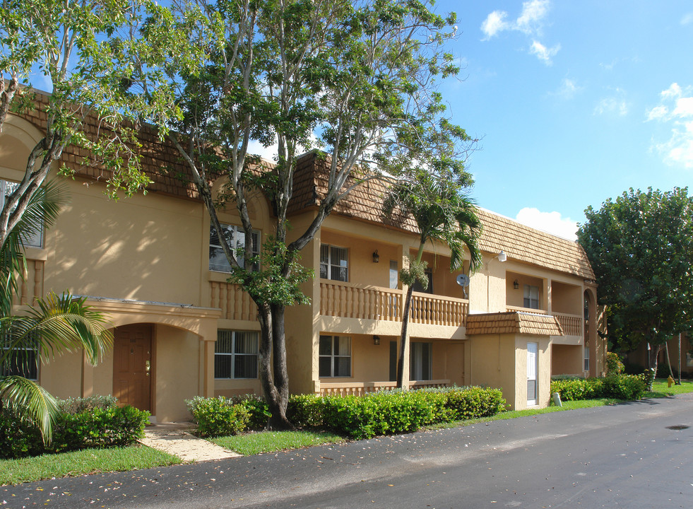 Fountain Apartments in Tamarac, FL - Building Photo