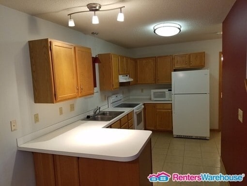 546 Lovell Ave W in Roseville, MN - Building Photo - Building Photo