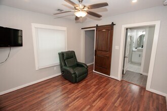 2422 Lone Oak Rd in Houston, TX - Foto de edificio - Building Photo