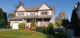 28 Carley Ave in Huntington, NY - Building Photo