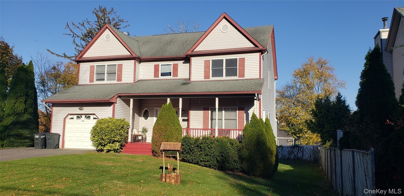 28 Carley Ave in Huntington, NY - Building Photo