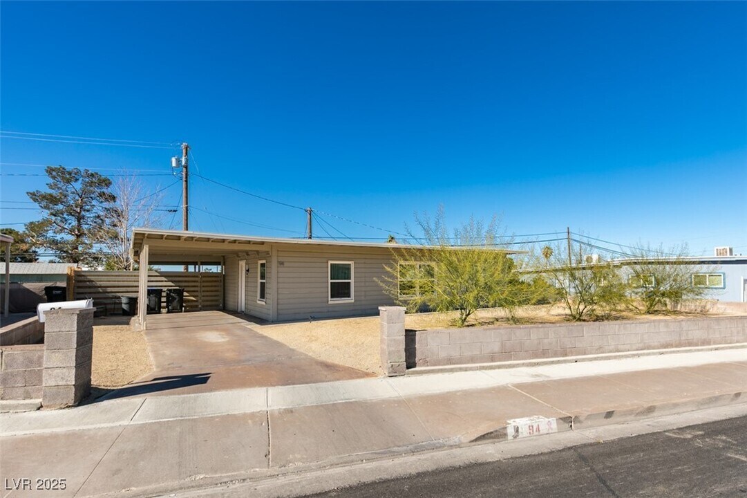 94 E Texas Ave in Henderson, NV - Building Photo