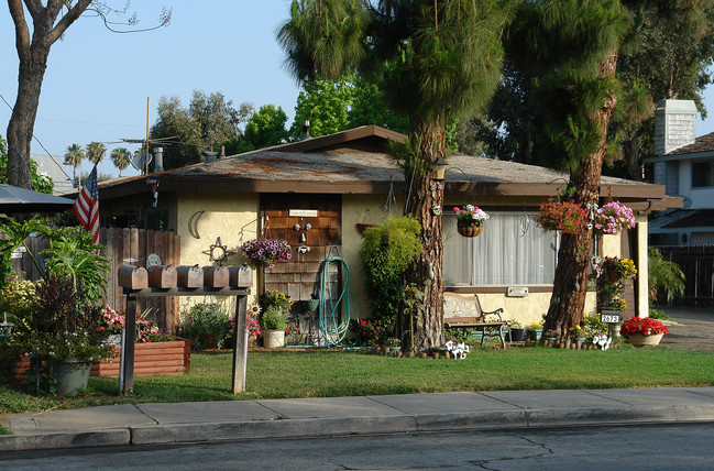 2673 Orange Ave in Costa Mesa, CA - Foto de edificio - Building Photo