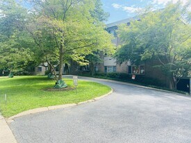 4570 MacArthur Blvd NW in Washington, DC - Building Photo