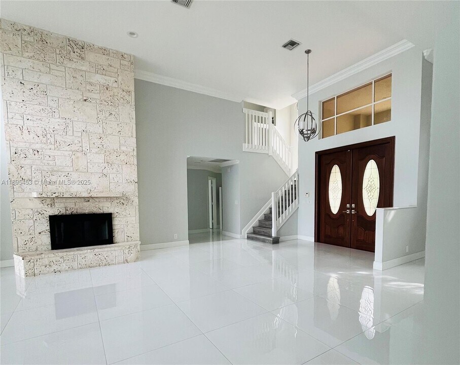 1243 Manor Dr S in Weston, FL - Building Photo